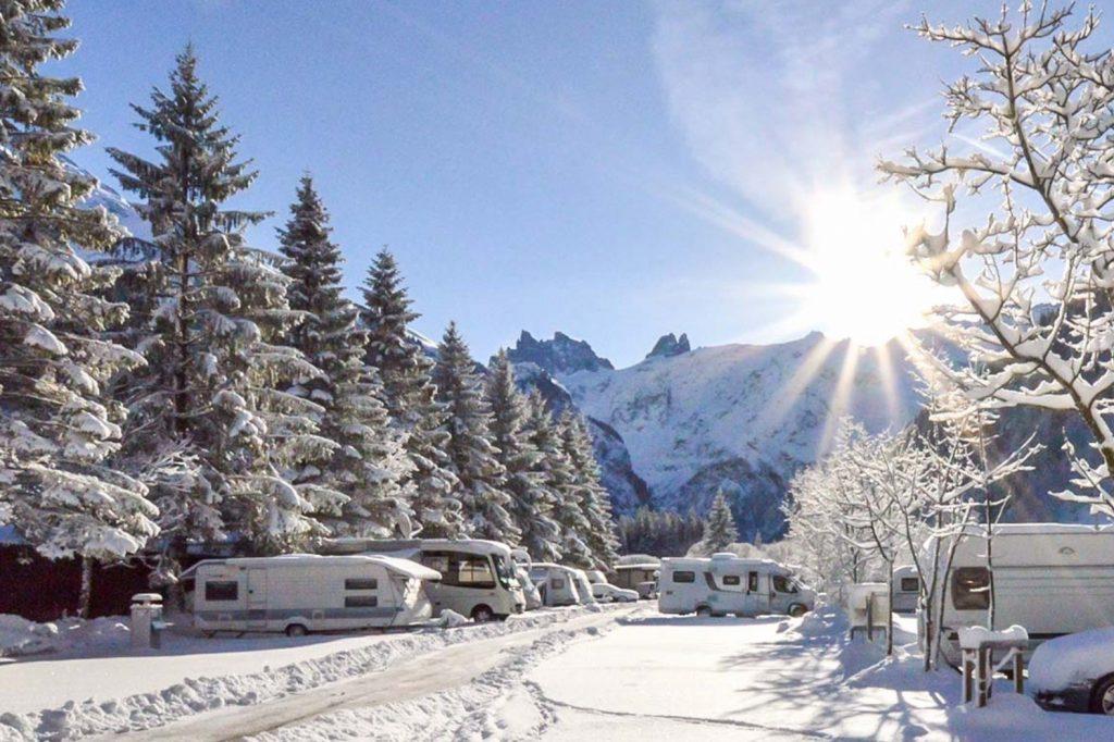 camping-car hiver, caravanes dans la neige
