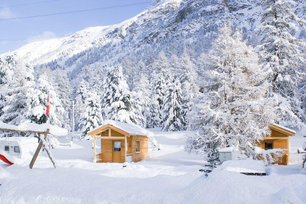 camping neige, Maisons en bois dans la neige