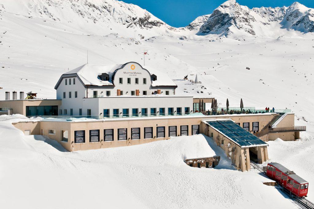 station dans la montagne en hiver, Romantikhotel Muottas Muragl