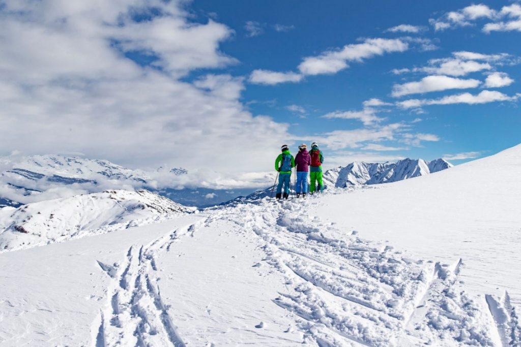 camping d'hiver, trois adultes sur la Piste de ski