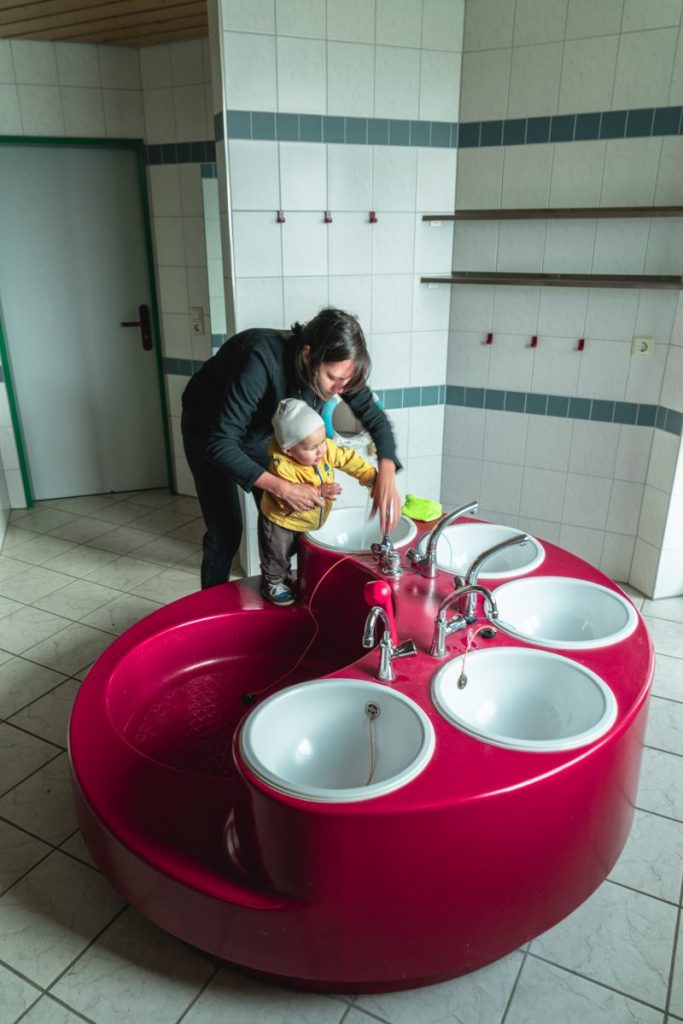 Bodensee Mutter und Kind am Händewaschen
