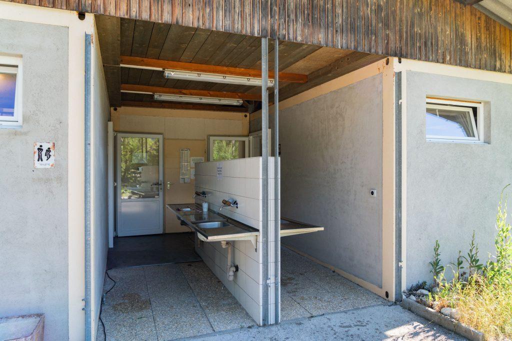 guide neuenburgerse camping val de travers sanitaeranlage