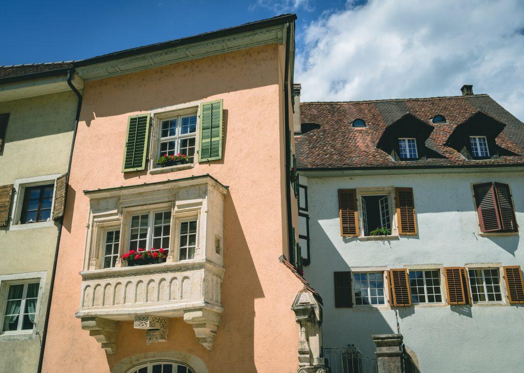 Kanton Jura, Saint-Ursanne, farbige Häuser