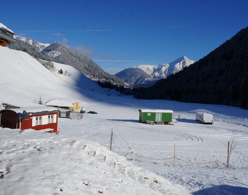 camping d'hiver, caravanes dans la neige
