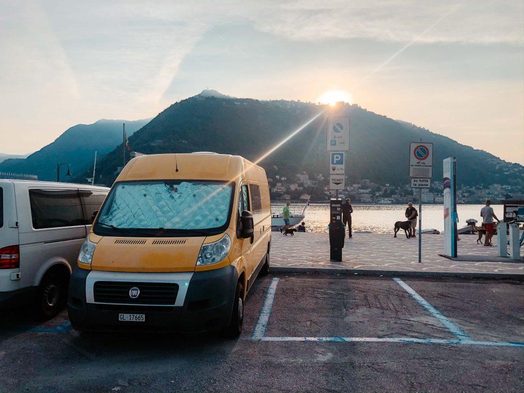 Camping Toskana, Camper auf Parkplatz am See in Como