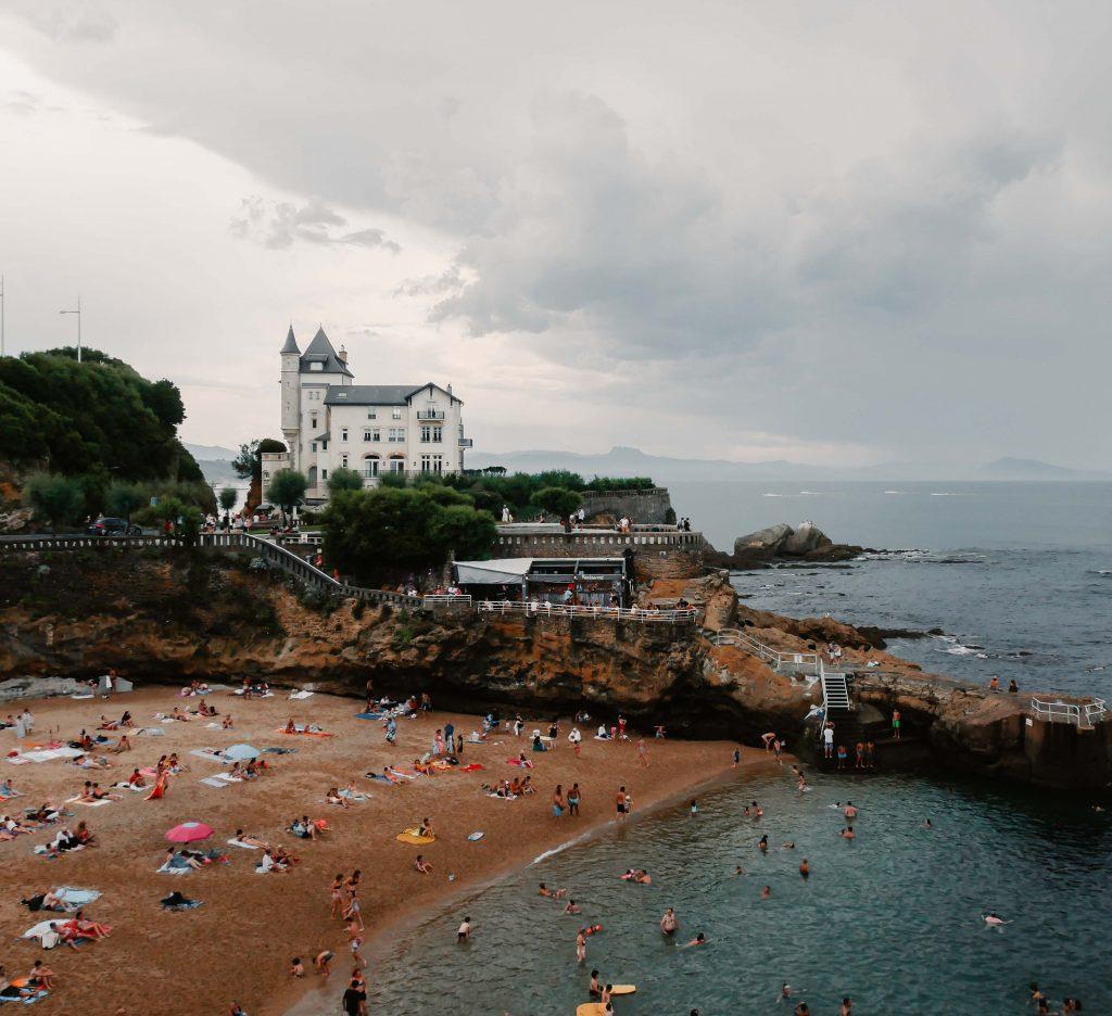 Camping Südfrankreich, Biarritz besuchter Strand, Hotel im Hintergrund