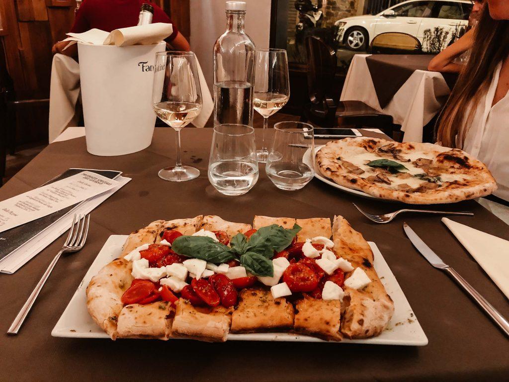 Rundreise Toskana, Florenz, zwei Pizzen mit Getränken