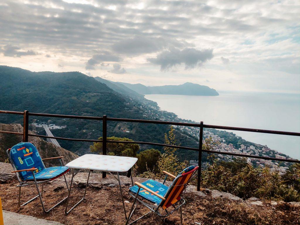 Rundreise Toskana, Genua, Tische mit Aussicht aufs Meer