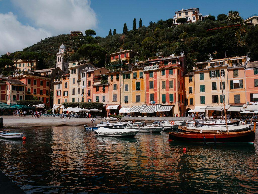 Rundreise Toskana, Strand von Rapallo mit Booten und farbige Gebäuden im Hintergrund