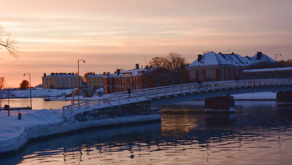 Solnedgang over et vinterlig Helsinki
