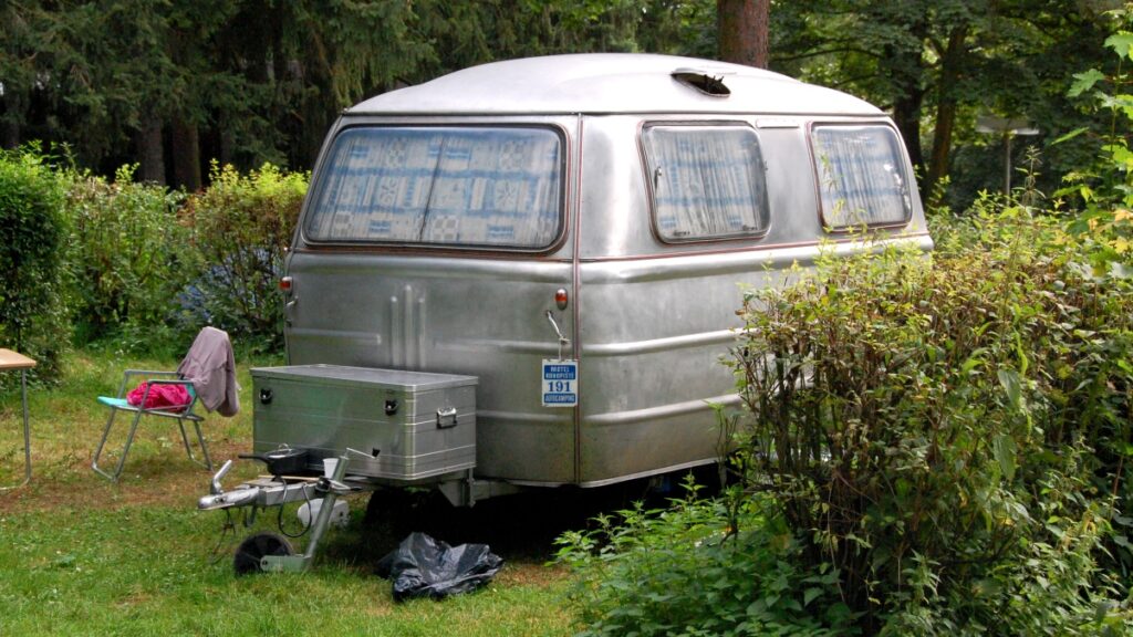 Metallisk campingvogn af ældre model.