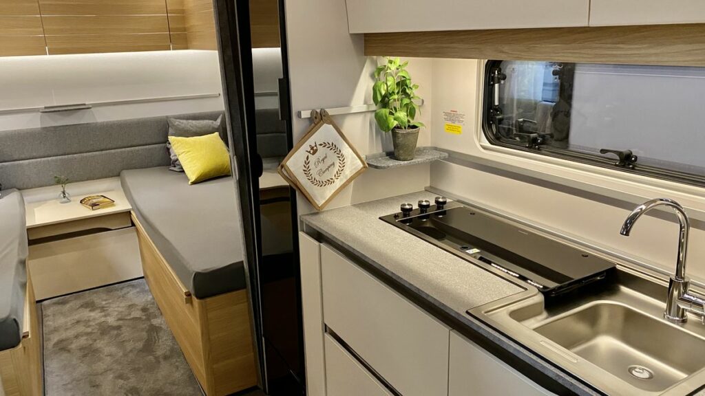  Køkken og soveværelse i en campingvogn.