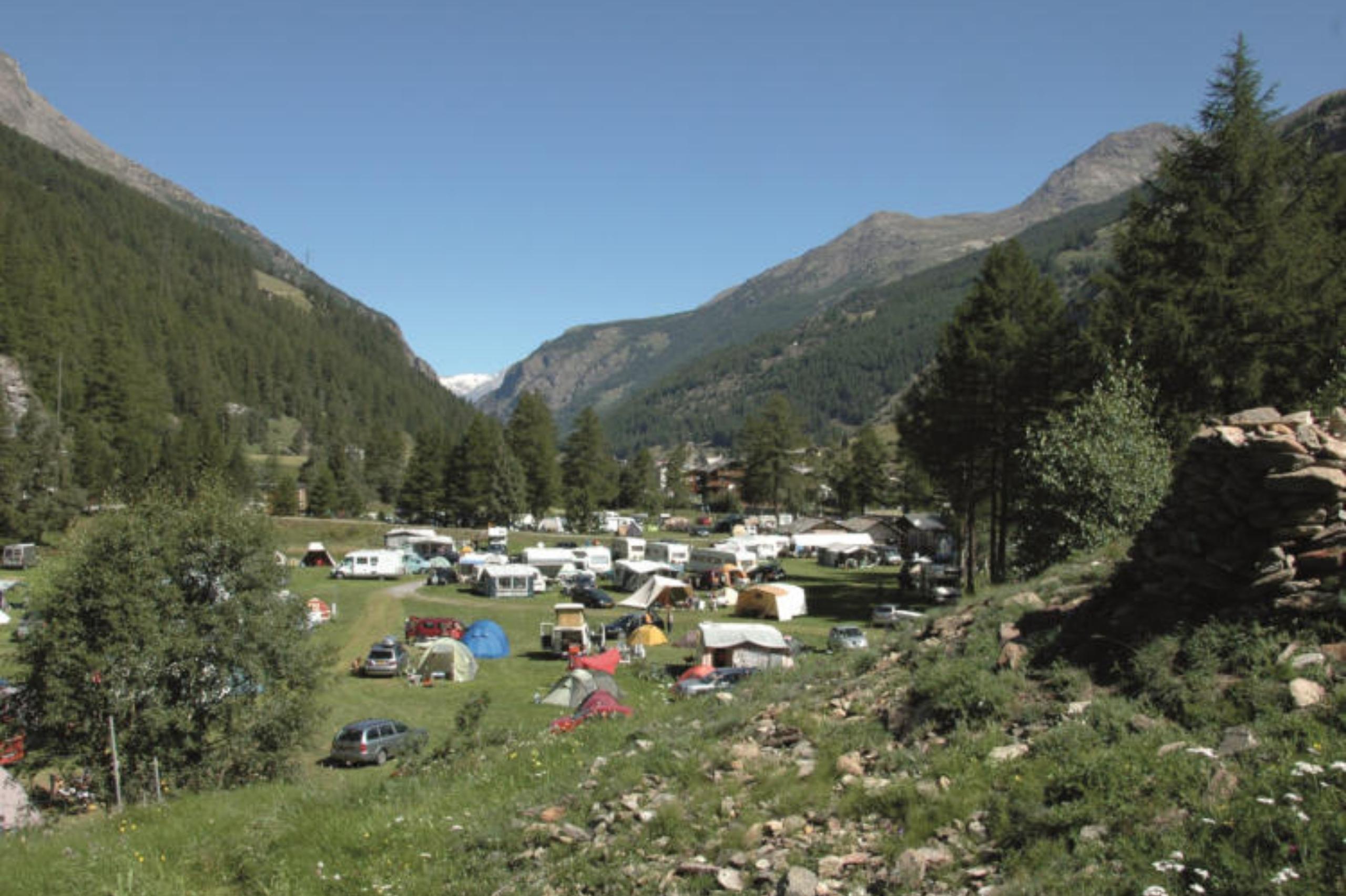 Faire du camping en Valais est presque toujours synonyme de nature, c'est aussi le cas au Camping am Kapellenweg à Saas Grund.