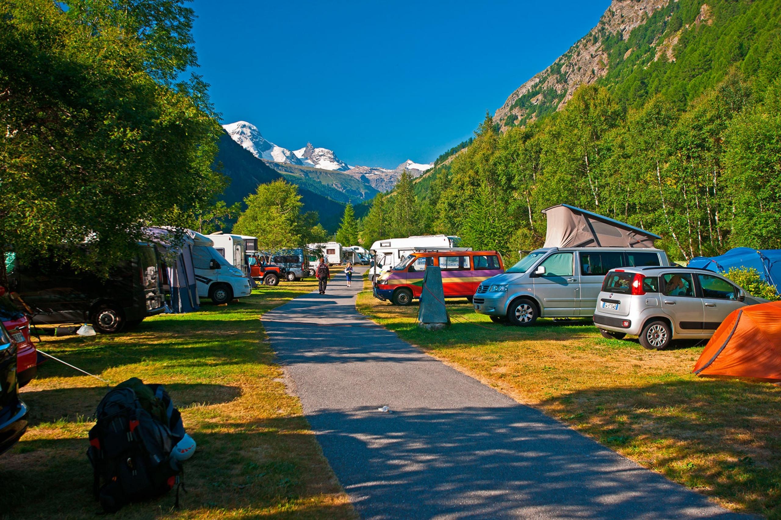 Le camping de Täsch compte une centaine d'emplacements, mais tu ne peux pas réserver. 