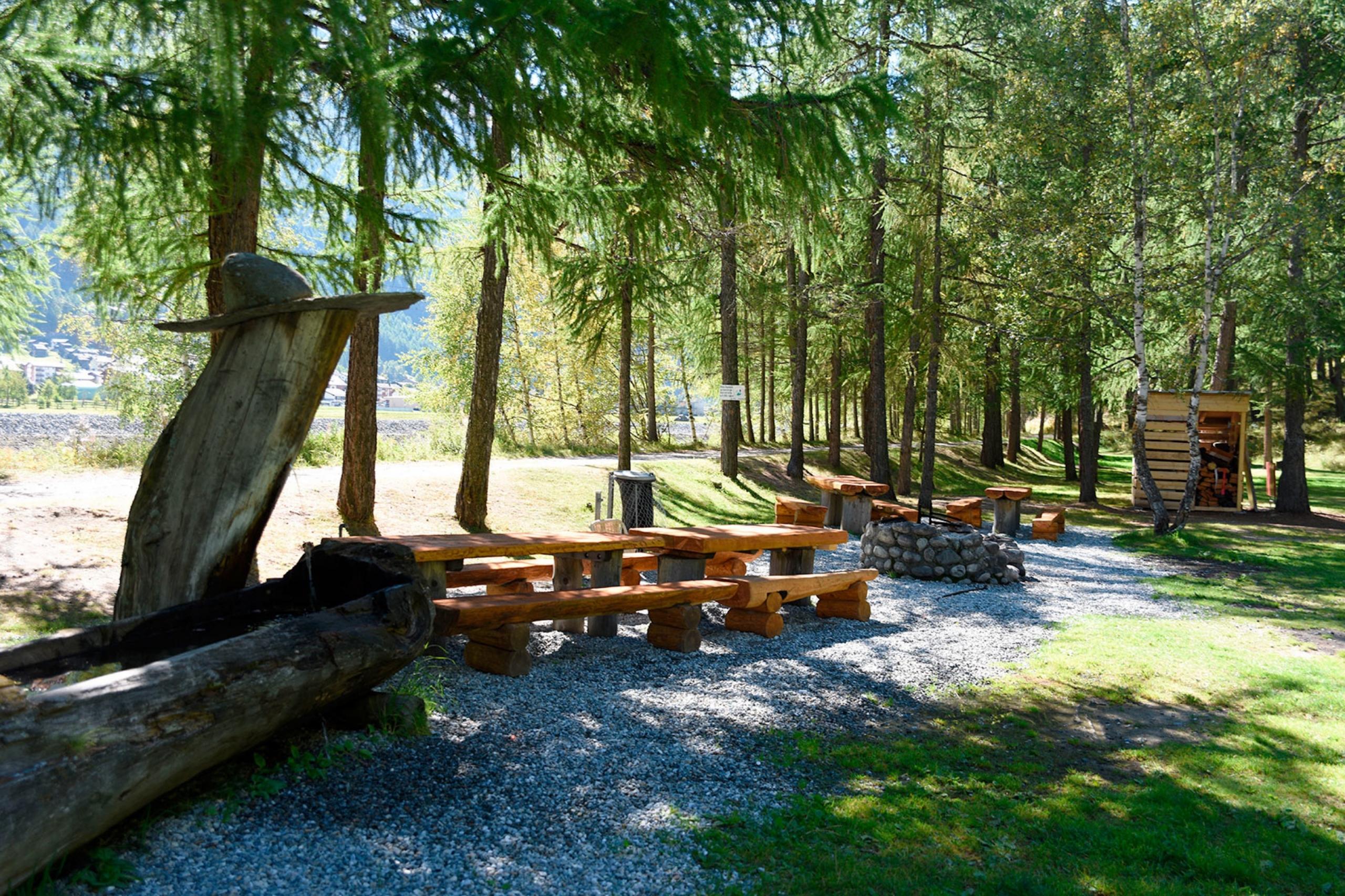 Le camping de Täsch offre des petits coins intimes pour un bon déjeuner ou un dîner, eau et bois compris.