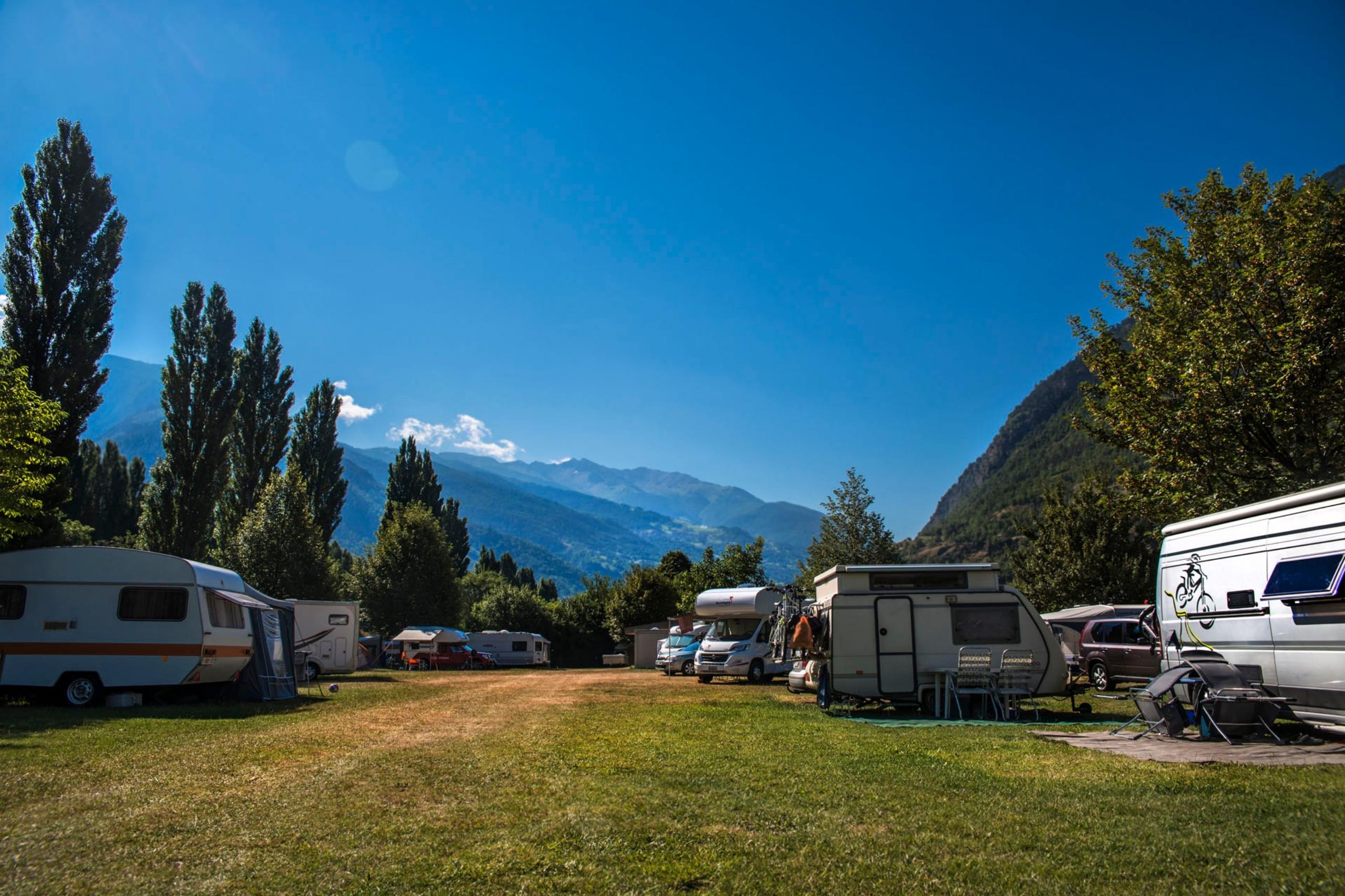  Au camping Mühleye à Viège, les emplacements sont sur de l'herbe plate - idéal donc pour les campeur.euse.s. 