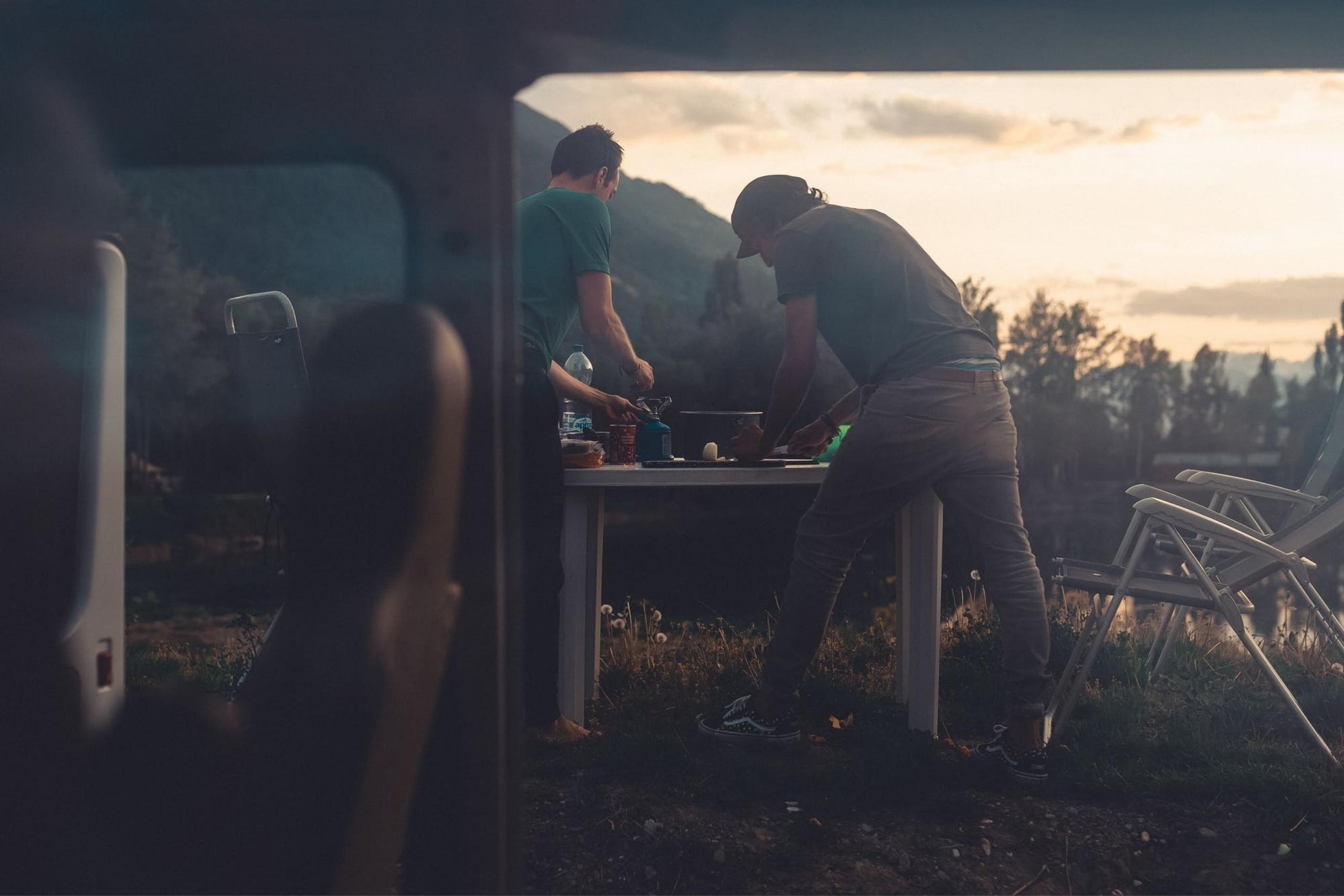 Kochen ist beim Camping ein beliebtes Ritual.