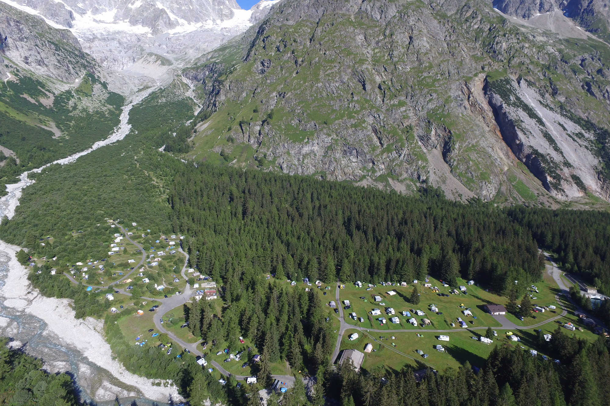 Le Camping des Glaciers porte le nom du glacier sur lequel il est situé, au pied du massif du Dolent.