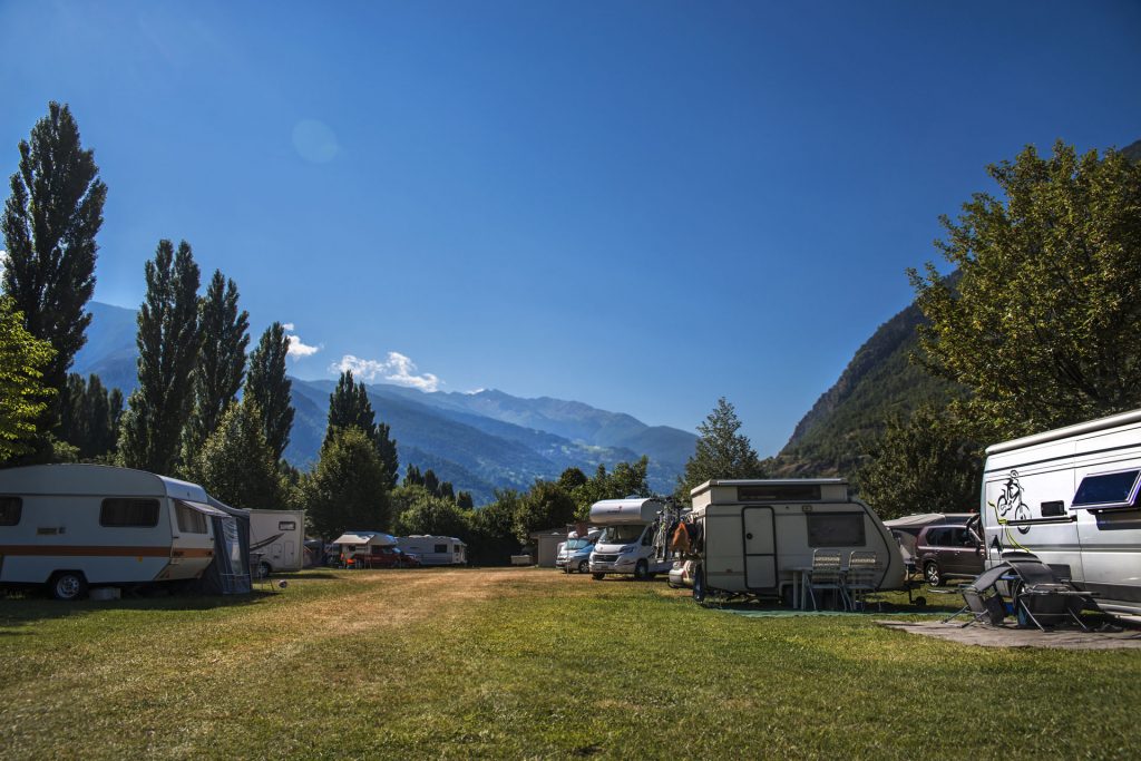 Der Campingplatz Mühleye mit einigen Campern im Sommer.