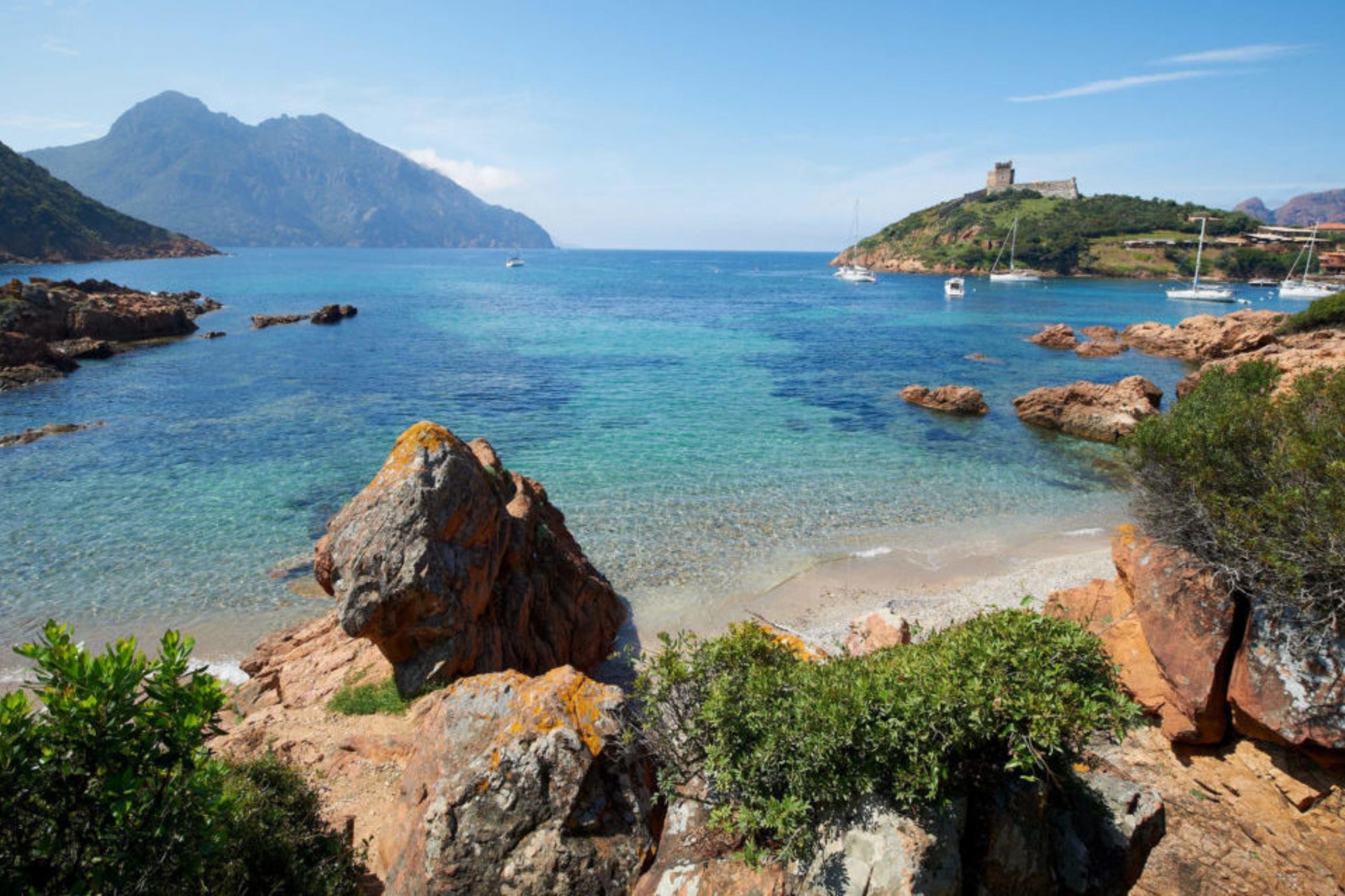 Korsika wie im Bilderbuch: Felsen und kristallblaues Meer - hier die Bucht bei Les Oliviers.