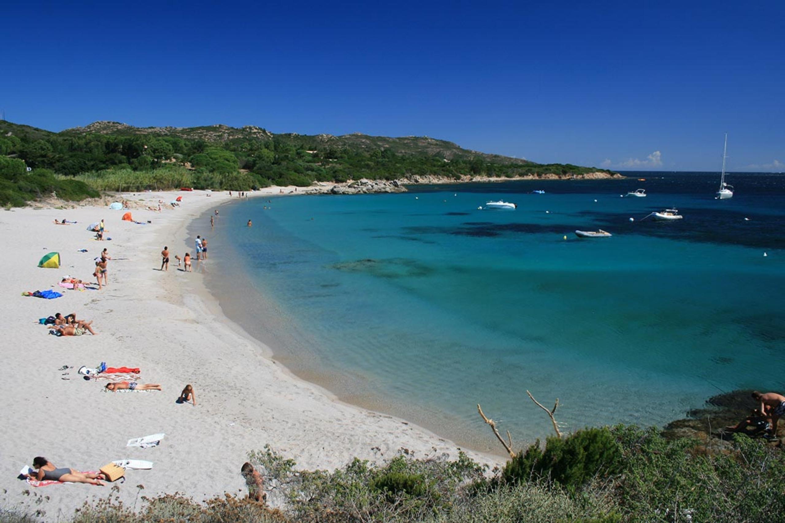 Der Strand von Cala Longa befindet sich knapp 5 km vom Camping Pian del Fosse entfernt.