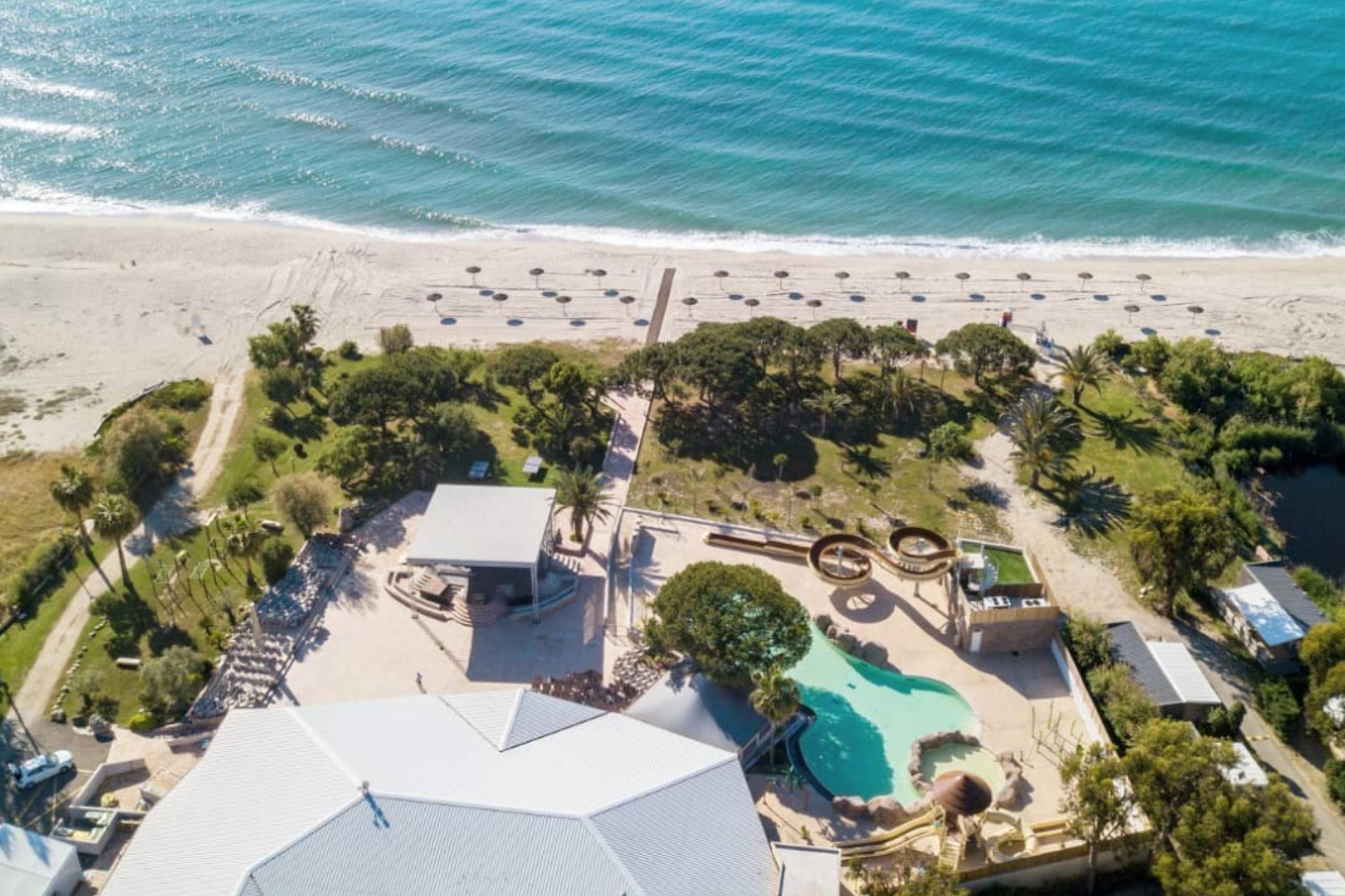 Viele Stellplätze, ein Poolbereich inkl. Rutschbahn, eine Rezeption und ein Restaurant - gleich daneben der Strand: viele Wünsche bleiben im Camping Arinella Bianca nicht offen.