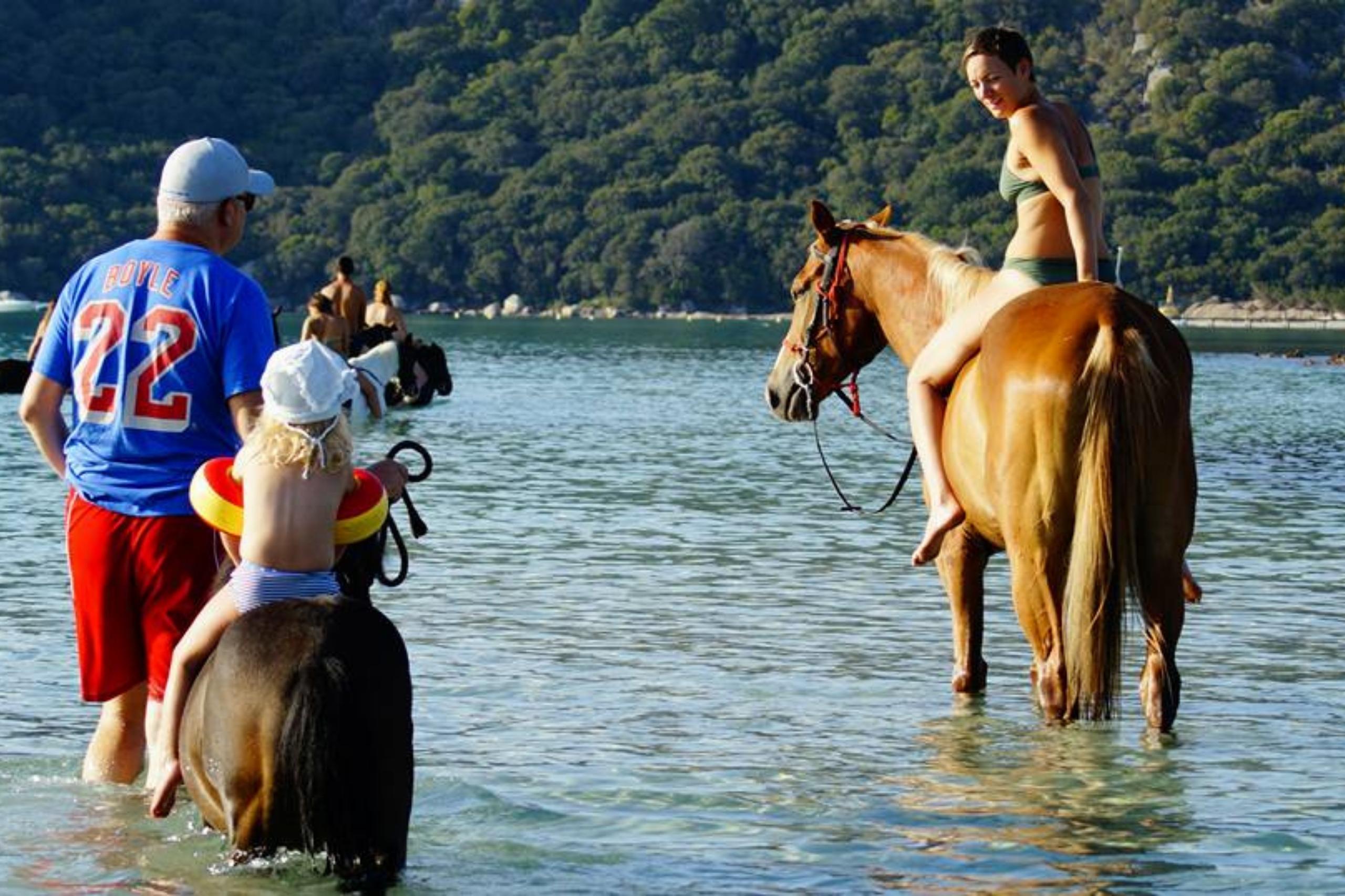 Auf Korsika kannst du nicht nur am Meer reiten, du kannst sogar mit den Pferden schwimmen gehen - ein echtes Erlebnis.