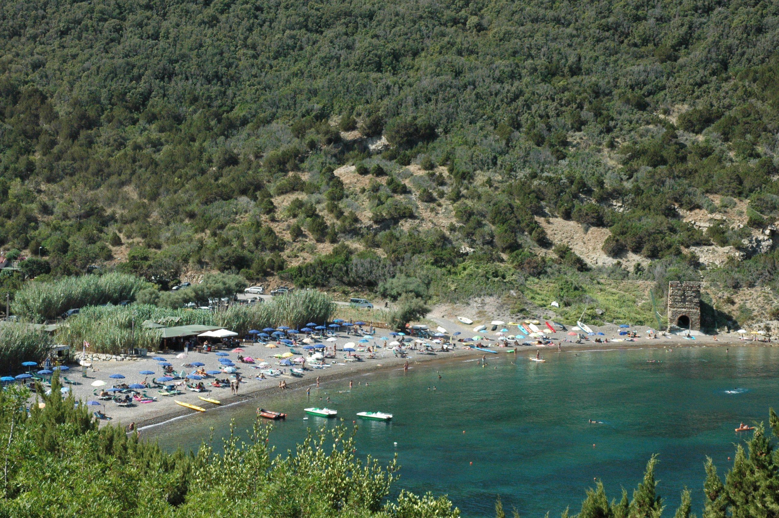 Der Campingplatz Sole e Mare liegt direkt am Meer. Hier ist ein Strand zu sehen.