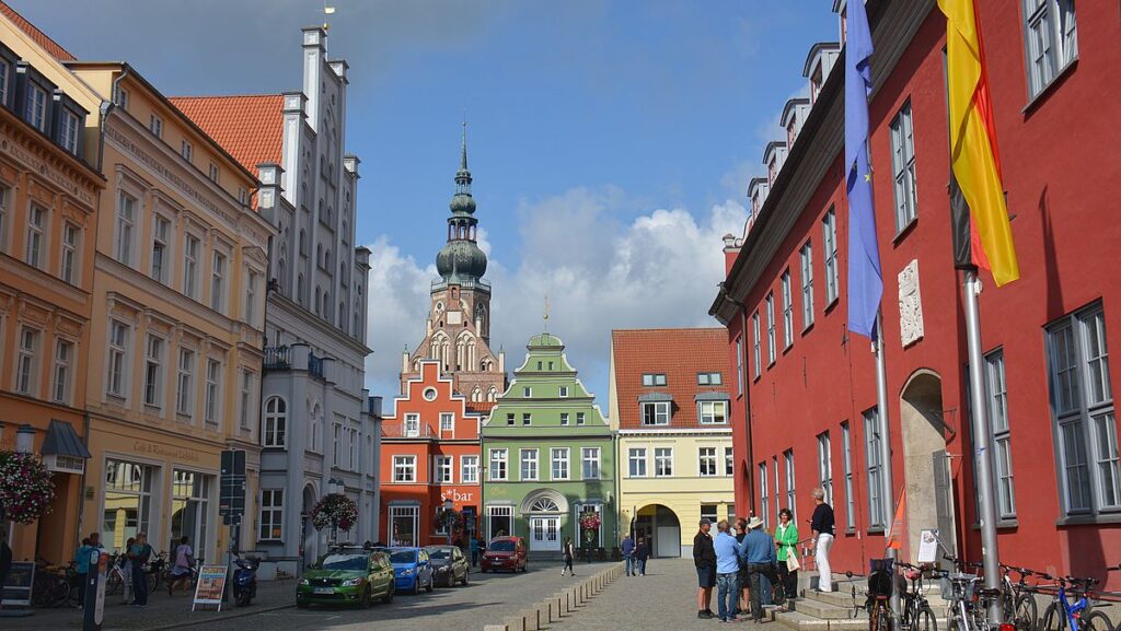 Fargerike historiske hus i sentrum av en tysk by