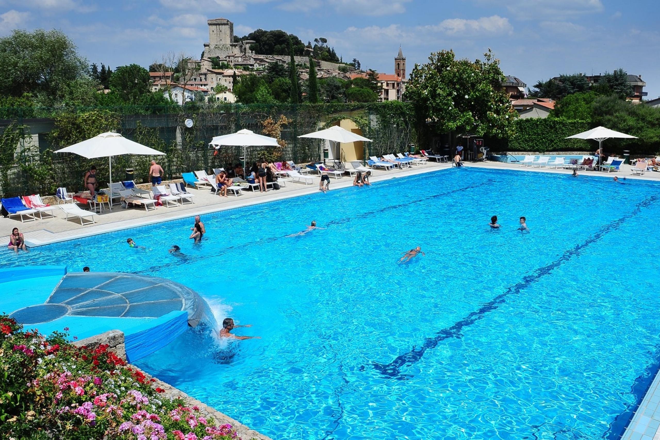 Auch vom grossen Schwimmbecken aus – nur eines von drei auf dem Platz – hast du einen schönen Ausblick auf das mittelalterliche Städtchen Sarteano. 