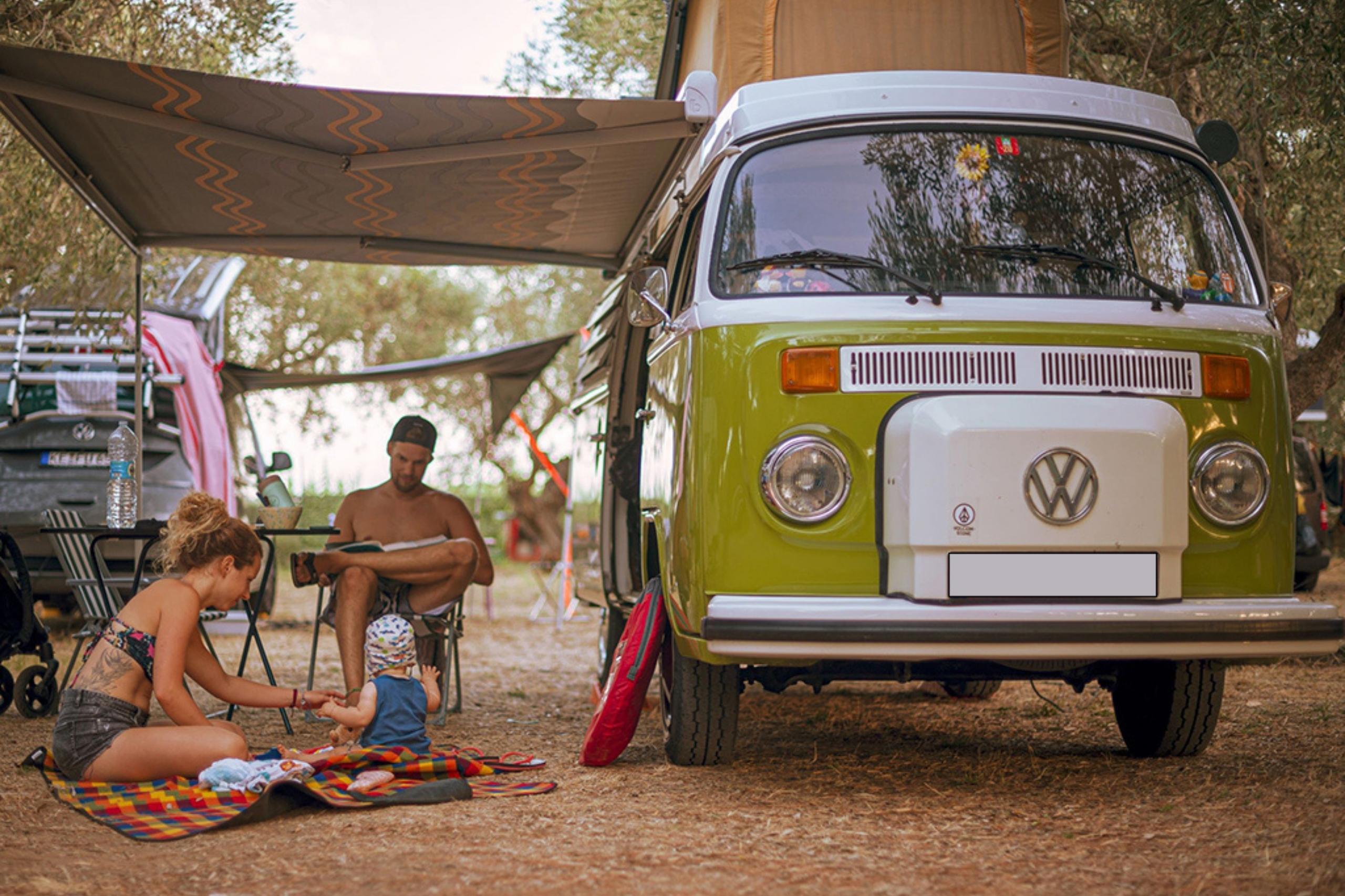 Von kleinen Campingbussen bis hin zu grösseren Wohnwagen: auf dem Camping il Gabbiano findet jedes Fahrzeug einen passenden Stellplatz. 