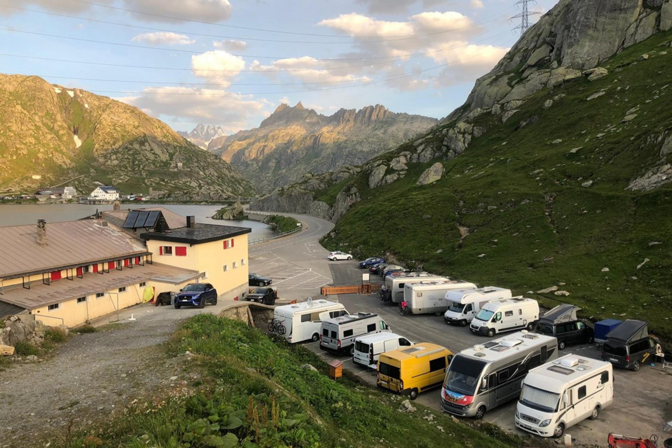 Inmitten der Schweizer Alpen befindet sich der Stellplatz auf der Passhöhe des Grimselpasses. 