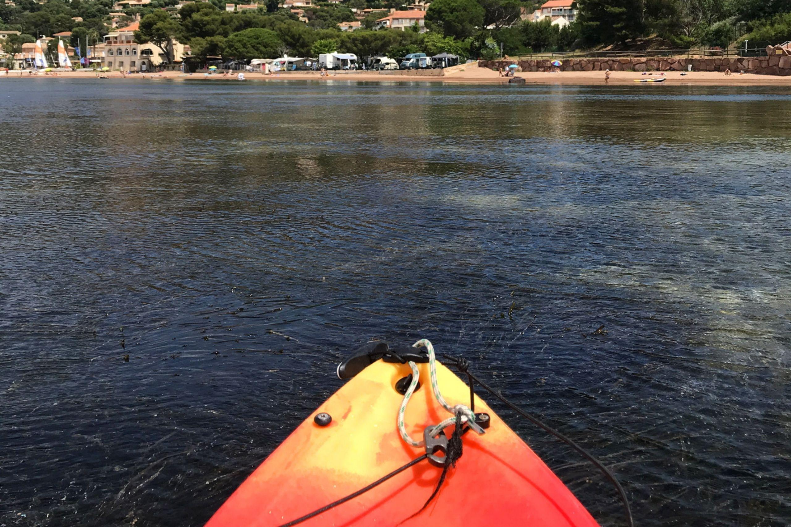 In der Bucht von Agay, gleich beim Campingplatz, kannst du im Wassersportzentrum Kayaks ausleihen. 