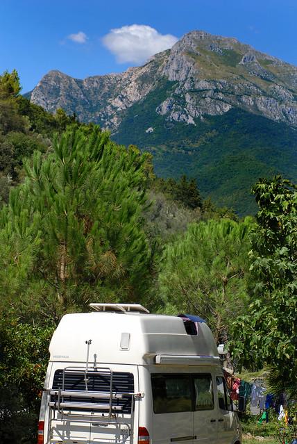 Sei es Wohnmobil oder Wohnwagen auf dem Camping Delle Rose, werdet ihr fündig und könnt inmitten von viel Grün entspannen.
