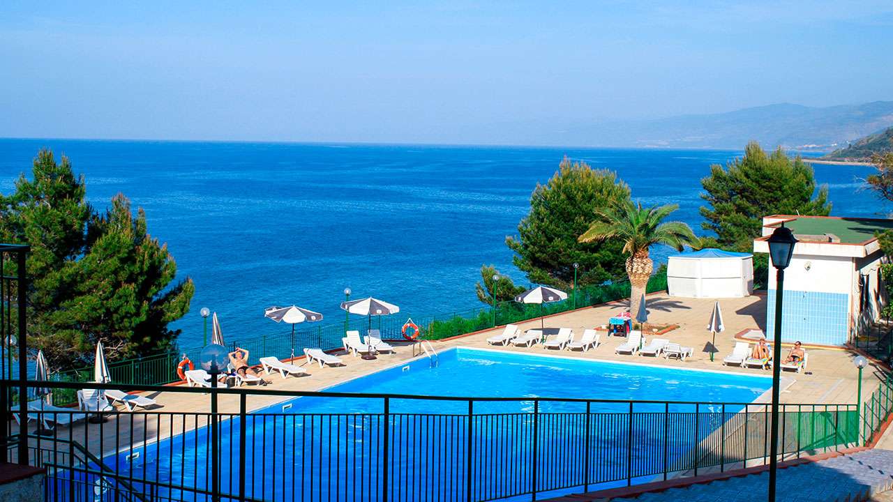 Tiefes Blau soweit das Auge reicht. Vom Pool schweift der Blick im Village & Camping Rais Gerbi auf die Weiten des Mittelmeers.