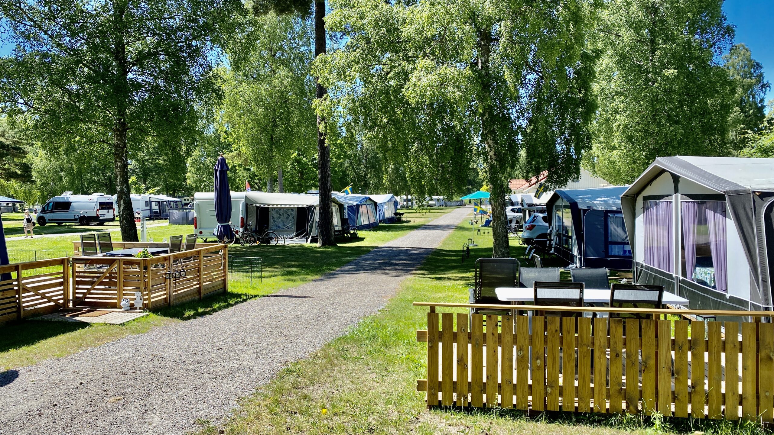 Campingvogner med fortelt på campingplassen