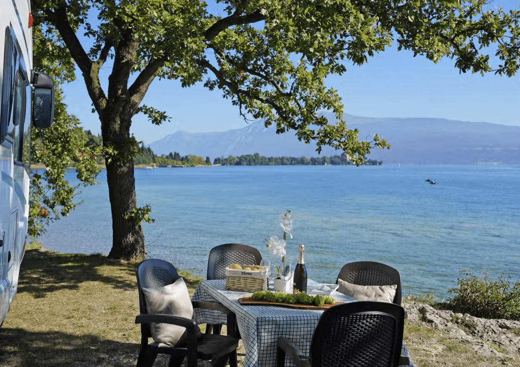 Breakfast with a view of Lake Garda. Copyright: PiNCAMP
