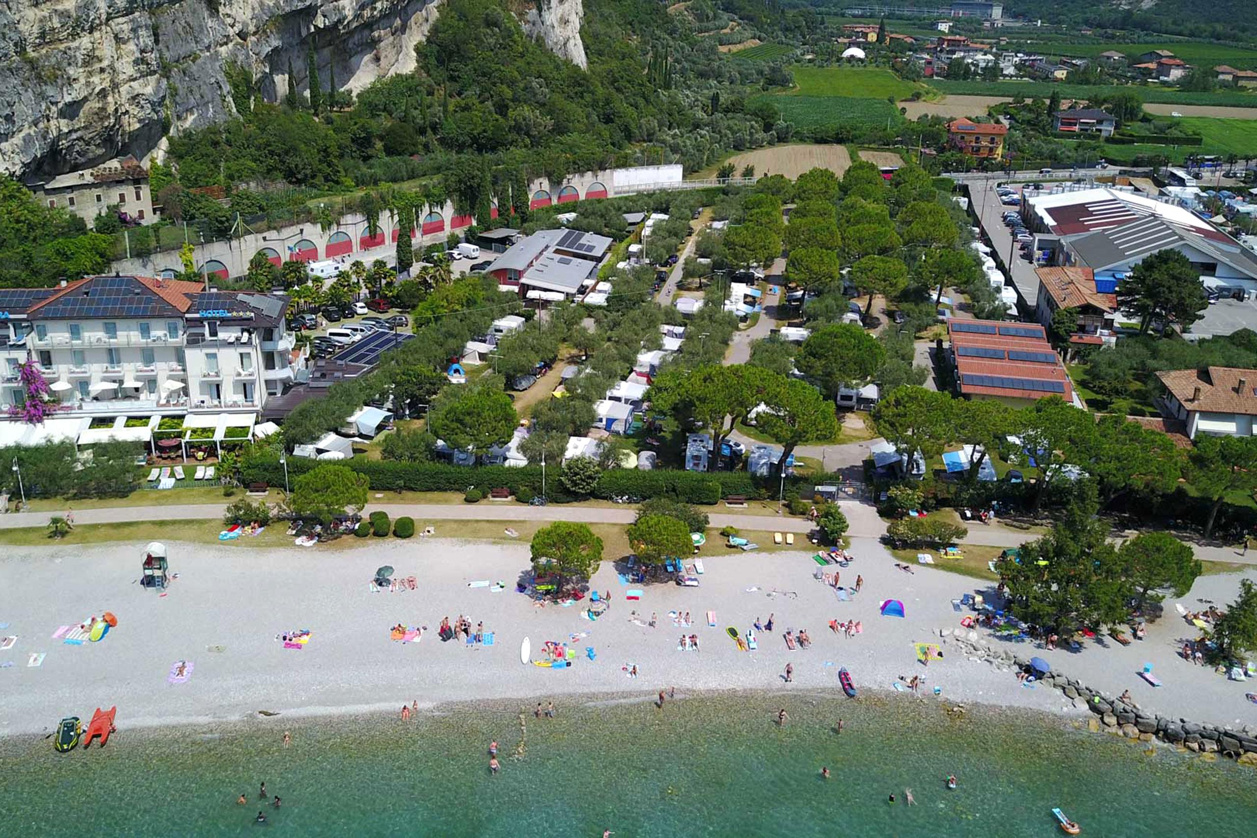 Den populære Camping Bella Vista ligger direkte ved Gardasøen. Copyright: Camping Bella Vista