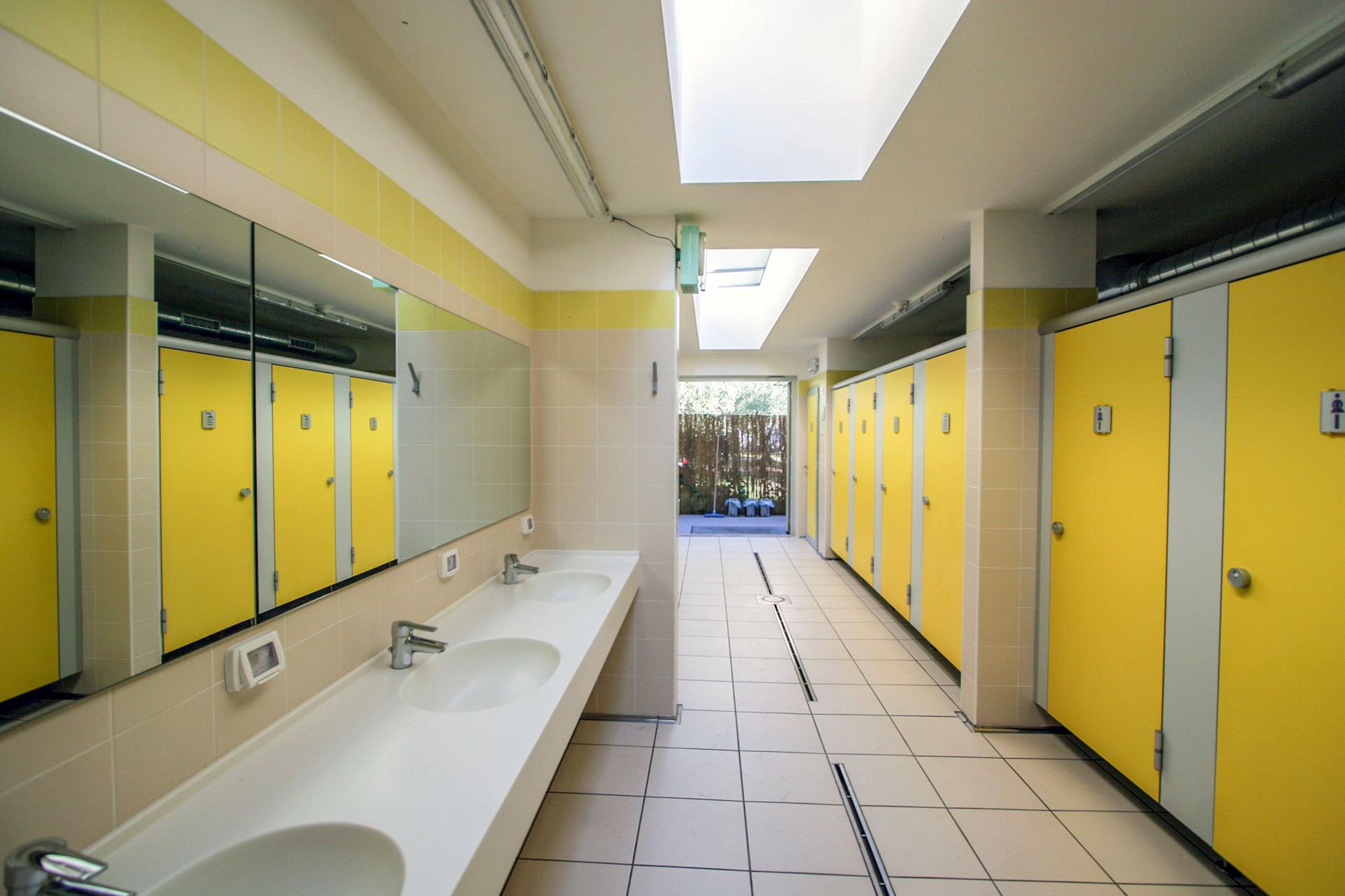 De sanitære bygninger kan virke enkle, men de er moderne og opfylder alle behov. Copyright: Camping Bella Vista
