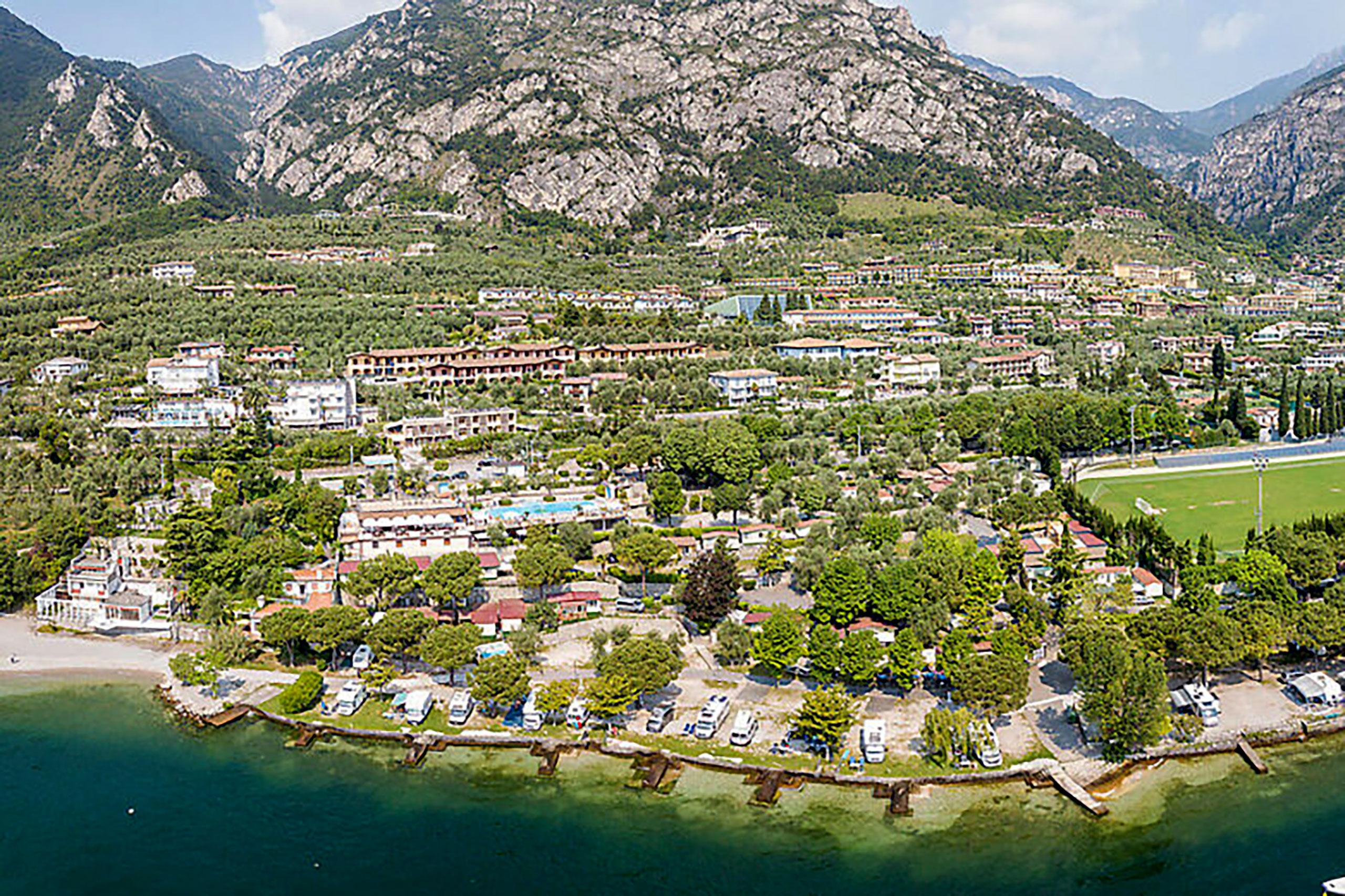  Camping Park Garda is located directly on the lake with a wonderful view. Copyright: Camping Park Garda