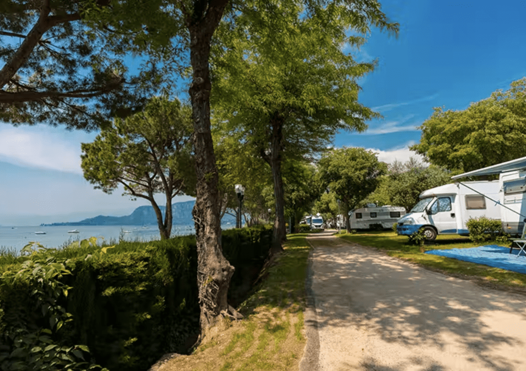 At Camping Continental, camping guests have direct access to Lake Garda. Copyright: PiNCAMP 