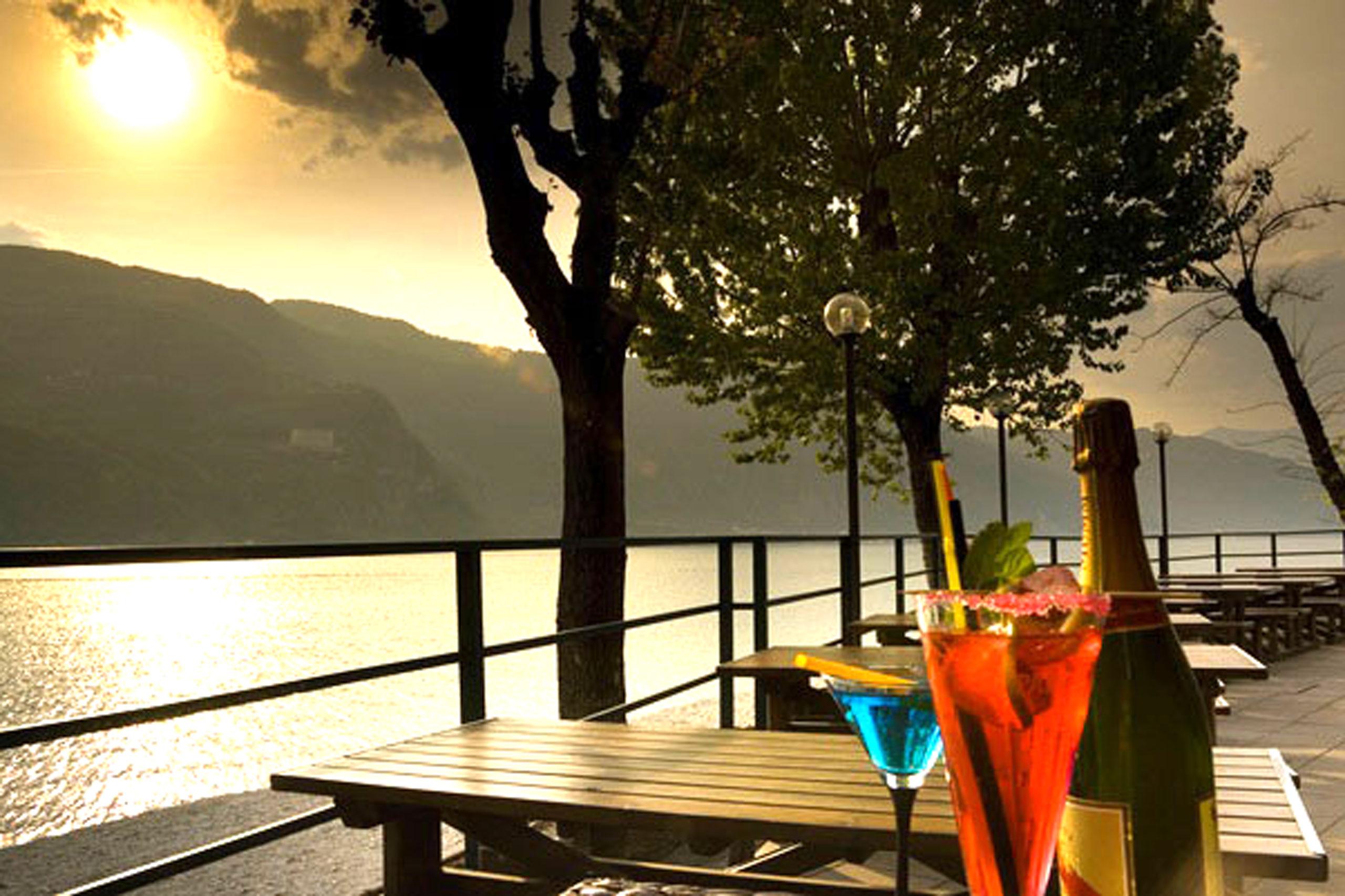 Den Sonnenuntergang mit einem erfrischenden Getränk zu geniessen, ist in der Bar des Campings Spiaggia bestens möglich. Copyright: Camping Spiaggia