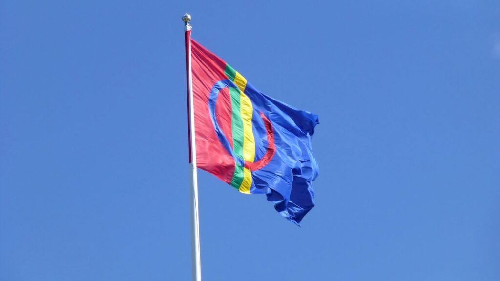 Samiska flaggan vajar på en flaggstång