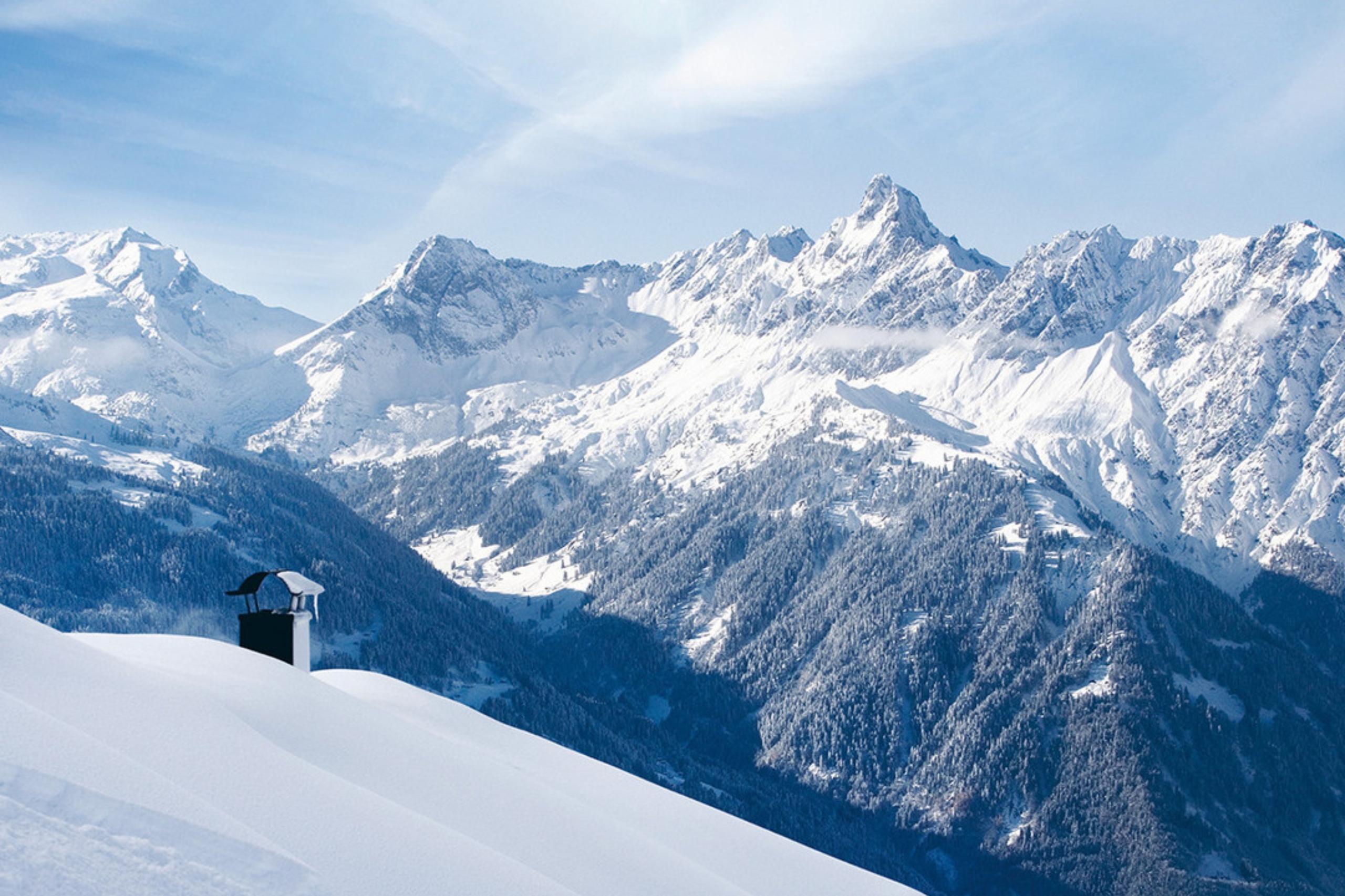 Verschneite Berge und ein herrliches Panorama geniesst du auf dem Alpencamping Nenzing. 