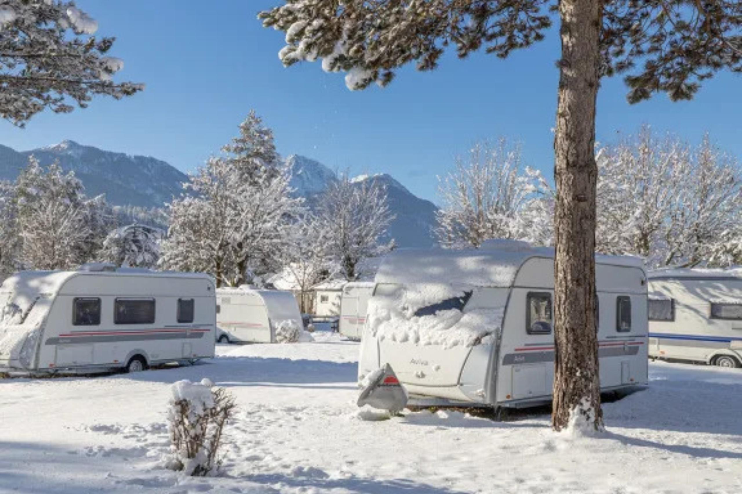 Eine märchenhafte Winterlandschaft erwartet dich auf diesem Wellness Camping. 