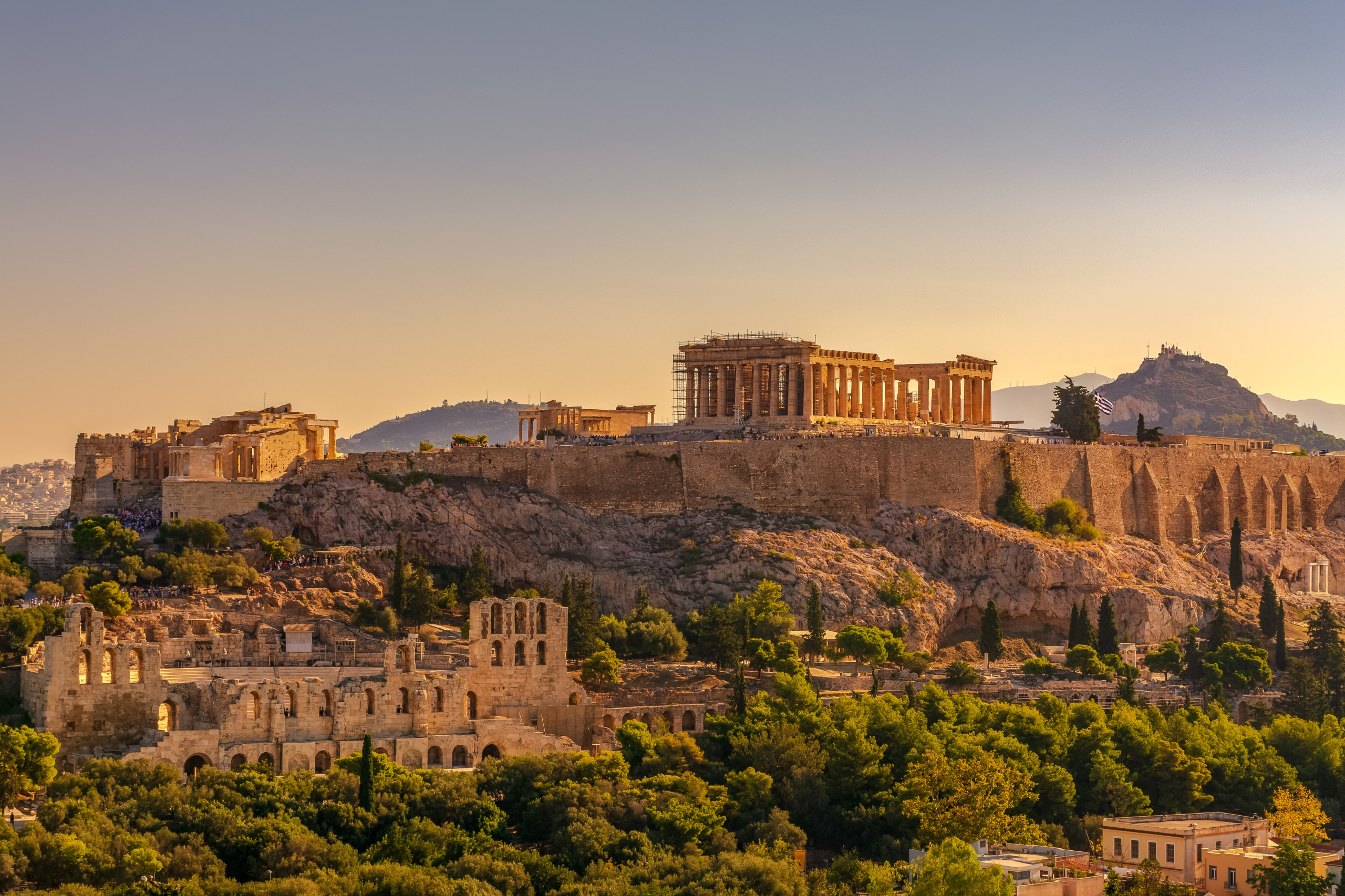 La Grèce et les vacances sont souvent associées à des villages blancs et bleus et au soleil - mais avec un camping-car, il est également possible de découvrir la capitale Athènes. 