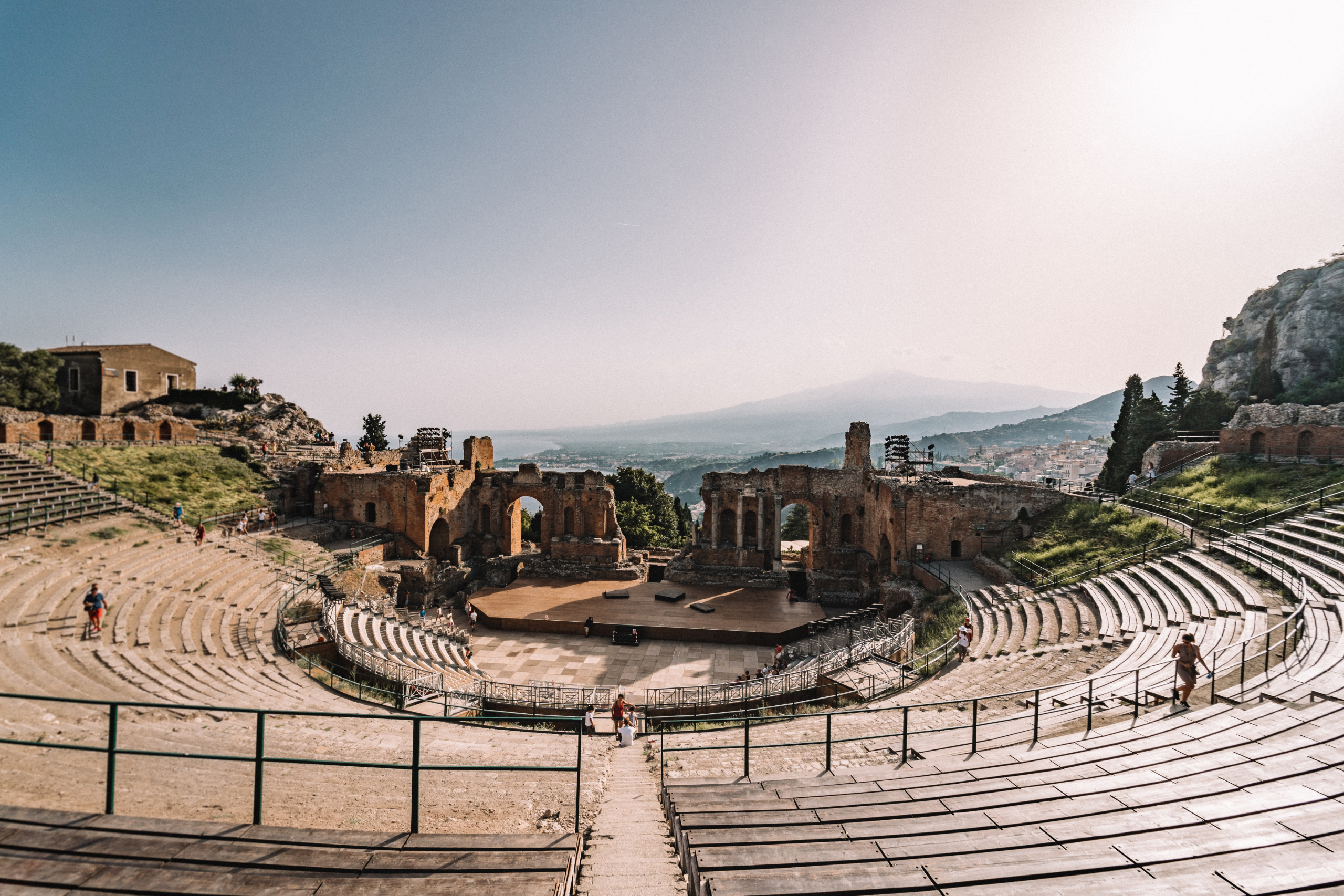 Das antike Theater in Taormina ist nur eines der vielen Highlights dieses Dörfchens an den Hängen Siziliens. 