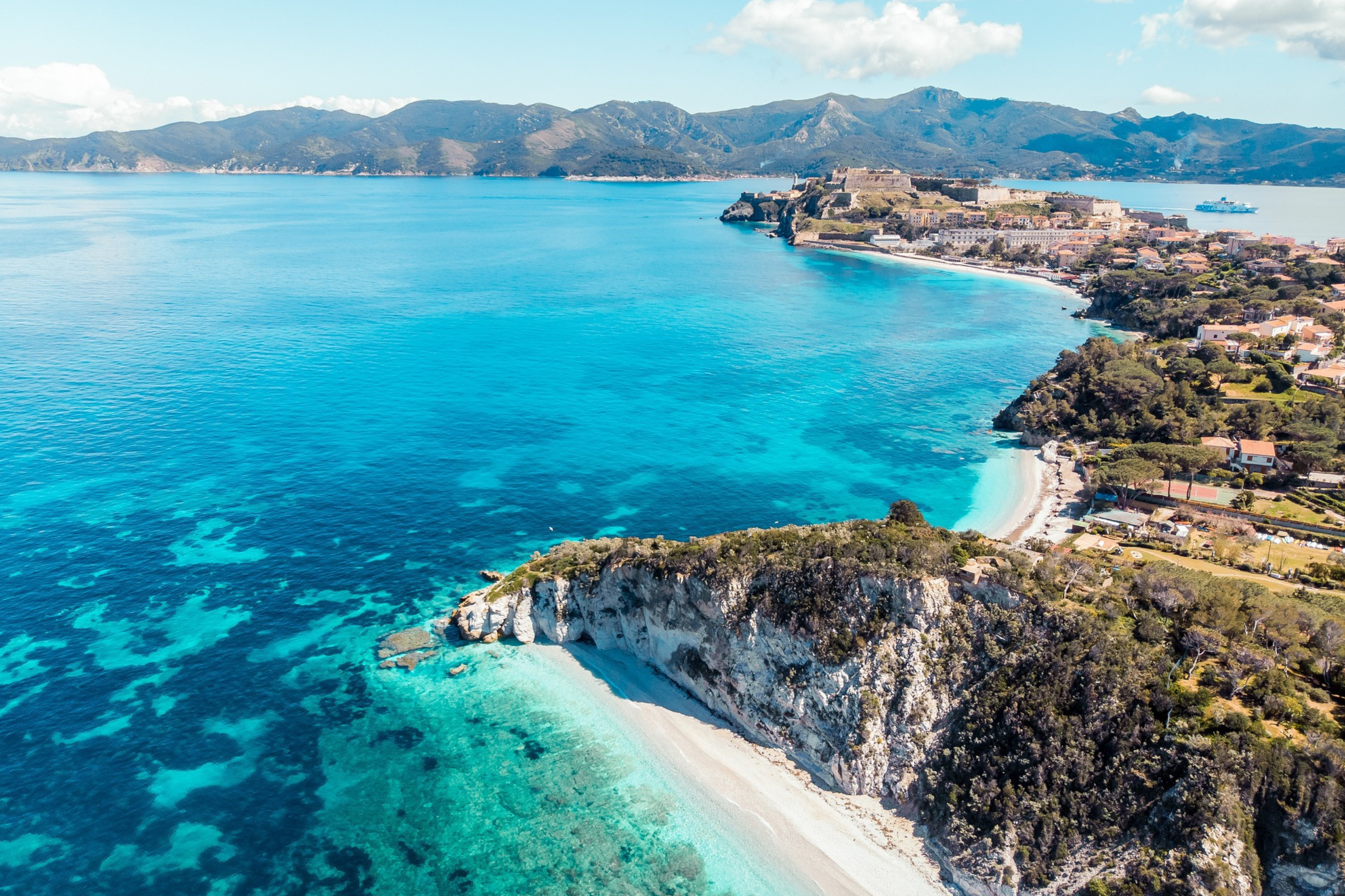 Türkisfarbenes Meer wie aus dem Bilderbuch - die mediterrane Insel Elba.