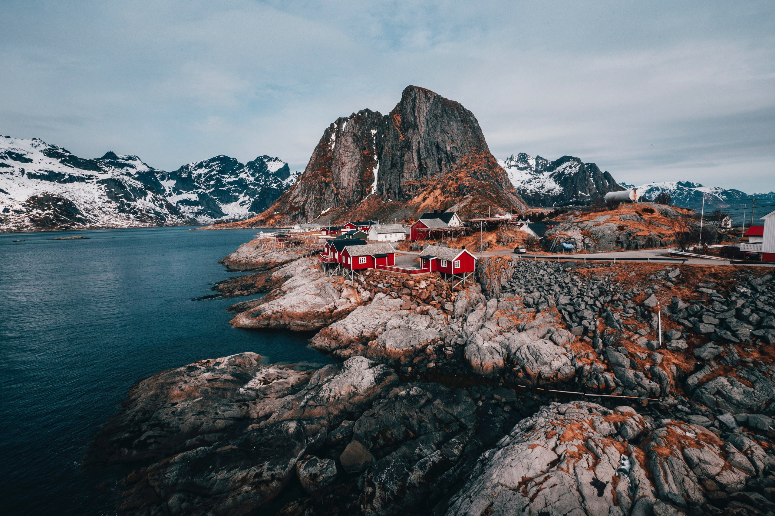 Il y a certes près de 20 heures de route entre Oslo et les îles Lofoten, mais qu'y a-t-il de plus beau qu'un road trip en camping-car à travers ces magnifiques paysages ? Copyright : Unsplash, John O'Nolan
