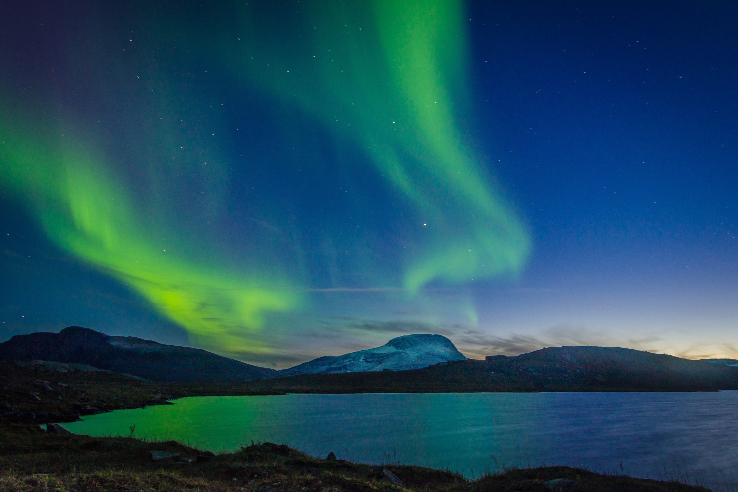 L'un des spectacles naturels les plus beaux et les plus fascinants que l'on puisse voir : les aurores boréales en Suède. Copyright : Unsplash, David Becker